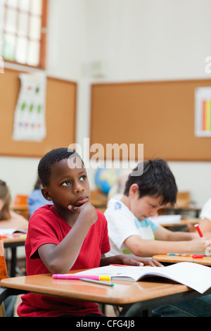 Seitenansicht des nachdenklichen Studenten Stockfoto