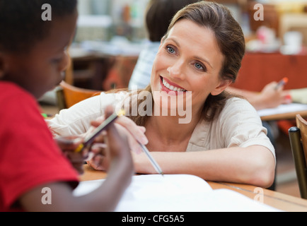 Lächelnd im Gespräch mit einem ihrer Schüler Lehrer Stockfoto