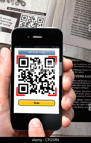 QR-Code Reader, schnelle Reaktion, die Kamera des Mobiltelefons prüft die Informationen auf den QR-Code-Zeichen. Stockfoto