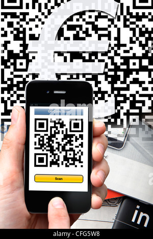 QR-Code Reader, schnelle Reaktion, die Kamera des Mobiltelefons prüft die Informationen auf den QR-Code-Zeichen. Stockfoto