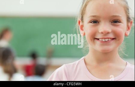 Glücklich lächelnd Schüler im Klassenzimmer stehen Stockfoto