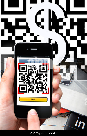 QR-Code Reader, schnelle Reaktion, die Kamera des Mobiltelefons prüft die Informationen auf den QR-Code-Zeichen. Stockfoto