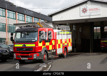 Nordirland Feuer und Rettung Service NIFRS Feuerwehrauto bei Antrim Stadt Feuerwache Grafschaft Antrim Nordirland Vereinigtes Königreich Stockfoto