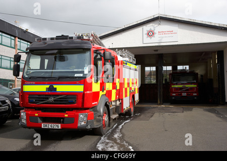 Nordirland Feuer und Rettung Service NIFRS Feuerwehrauto bei Antrim Stadt Feuerwache Grafschaft Antrim Nordirland Vereinigtes Königreich Stockfoto