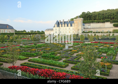 Frankreich, Gärten von Villandry Burg, der Küchengarten behandelt wie ein "Jardin à la Française" und das Schloss. Stockfoto