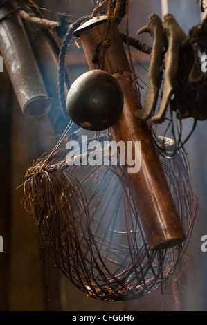 Huaorani Schlag vergiften Dart Halter aus einem Stück Bambus gefertigt. Bameno, Yasuni NP, Amazonas Regenwald, Ecuador, Südamerika Stockfoto