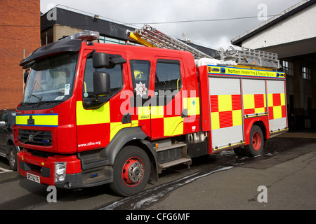 Nordirland Feuer und Rettung Service NIFRS Feuerwehrauto bei Antrim Stadt Feuerwache Grafschaft Antrim Nordirland Vereinigtes Königreich Stockfoto