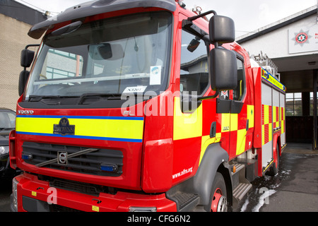 Nordirland Feuer und Rettung Service NIFRS Feuerwehrauto bei Antrim Stadt Feuerwache Grafschaft Antrim Nordirland Vereinigtes Königreich Stockfoto