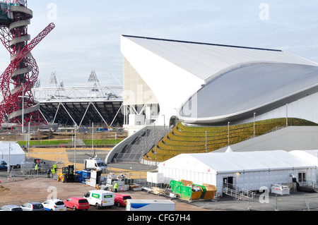 2012 Olympic Park, Stratford, London, zeigt das Olympiastadion, Aquatic Centre & Anish Kappor ArcelorMittal Orbit Skulptur Stockfoto