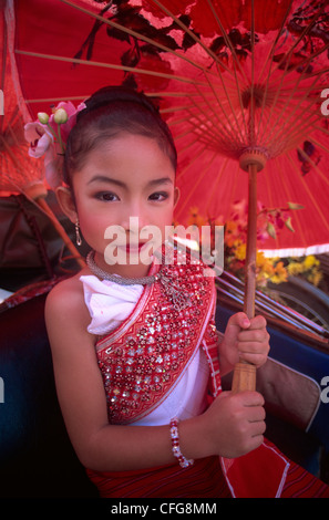 Thailand, Chiang Mai, Porträt von Mädchen in traditionellen Thai Kostüm auf dem Chiang Mai Flower Festival Stockfoto