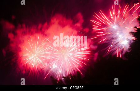 Buntes Feuerwerk über dem dunklen Himmel, während einer Feier des Weihnachtsmanns angezeigt Stockfoto