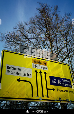 Richtung Verkehrszeichen in Berlin. Stockfoto