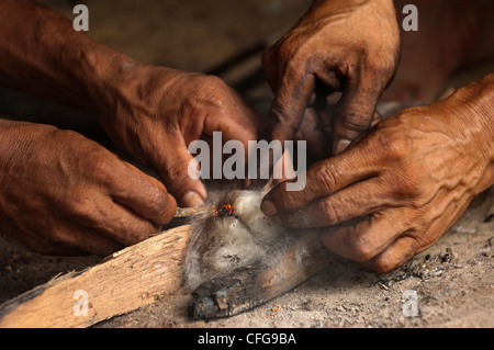 Huaorani Indianer Feuer machen. Gabaro Gemeinschaft, Yasuni Nationalpark, Amazonas Regenwald, Ecuador, Südamerika. Stockfoto