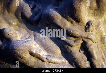 Margret Middell Bronzerelief Denkmal "Sterben Würde Und Schönheit Freier Menschen" am Marx-Engels-Forum in Berlin. Stockfoto