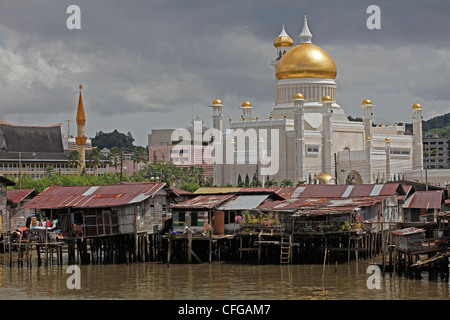 Boote vorbei Wasserstadt mit Omar Ali Saifuddien Moschee in Bandar Seri Begawan, Brunei Stockfoto