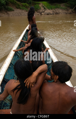 Huaorani Indianer in motor-Kanu. Bameno Gemeinschaft, Yasuni Nationalpark, Amazonas Regenwald, Ecuador, Südamerika. Stockfoto