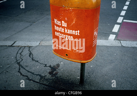 Abfallbehälter in einer Straße in Berlin. Stockfoto