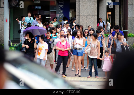 Käufer warten, Bugis Street Market Singapur zu erreichen Stockfoto