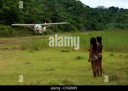 Huaorani Indianer Leichtflugzeug erbend Huaorani indische Gemeinde warten. Bameno, Yasuni, Amazonas, Ecuador Stockfoto