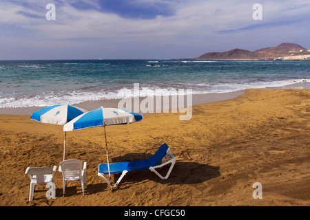 Regenschirm zwischen Playa Chica und Punta Brava am Strand von Las Canteras in Las Palmas de Gran Canaria Stockfoto