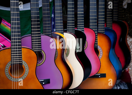 Eine Reihe von verschiedenen bunten mexikanischen Gitarren