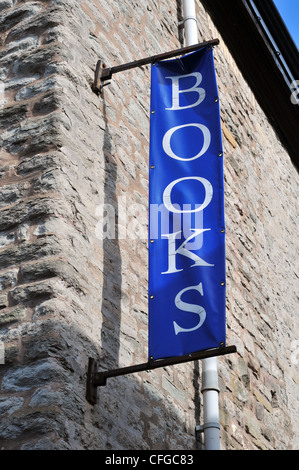 Banner auf einer Steinmauer Werbung eine Buchhandlung in Hay on Wye, England, der berühmten "Stadt der Bücher" Stockfoto