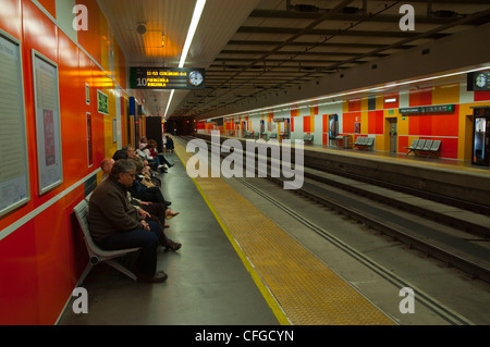 Menschen warten auf Zug in Richtung Fuengirola im Personennahverkehr Estacion de Málaga Maria Zambrano Bahnhof Malaga Stockfoto