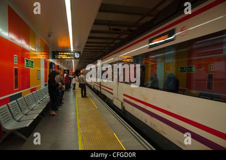 Zug in Richtung Fuengirola Estacion de Málaga Maria Zambrano Personennahverkehr Bahnhof Malaga angekommen Stockfoto