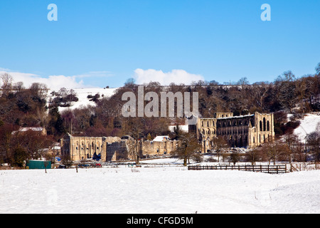 Rievaulx Abbey in der Nähe von Helmsley im Winterschnee, North Yorkshire Stockfoto