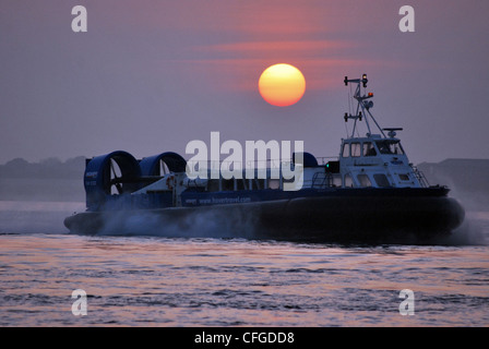 Eine "Insel-Express" Isle Of Wight-Hovercraft kommt bei Southsea von Ryde auf der Isle Of Wight als die Sonnenuntergänge Stockfoto