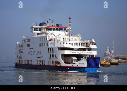 Die Isle Of Wight Fähre "St. Clare" macht seinen Weg auf die Wightlink nach einer Überfahrt von Fishbourne terminal in Portsmouth. Stockfoto