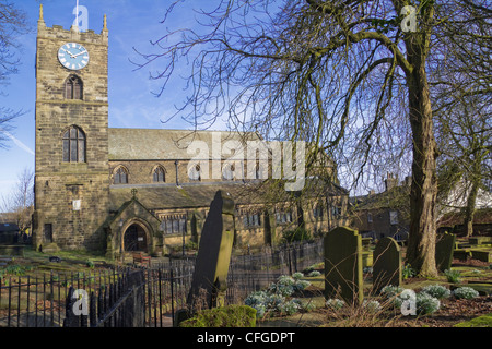 St Michaels und alle Engel Pfarrkirche und Friedhof in Haworth, West Yorkshire, England, UK Stockfoto