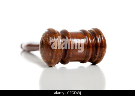 Braun Hammer auf weißem Hintergrund Stockfoto