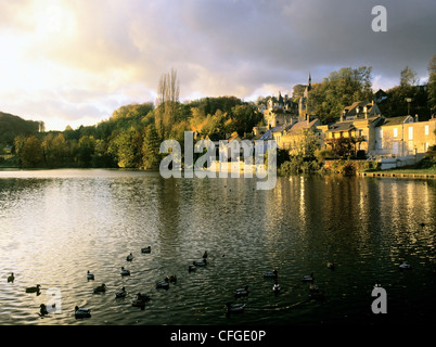 Pierrefonds Stadthäuser Häuser Dorf Oise Abteilung Picardie Frankreich Französisch Île Wasser See Fluss Szene Stockfoto