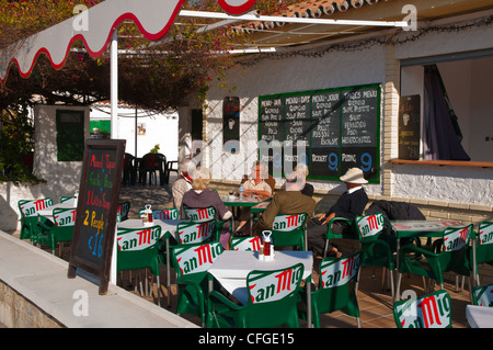 Restaurantterrasse am Playamar an Strandpromenade Paseo Maritimo Torremolinos Resort Costa Del Sol Küste Stockfoto