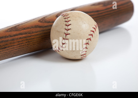 Eine antike Baseball-Schläger und Ball auf weißem Hintergrund Stockfoto