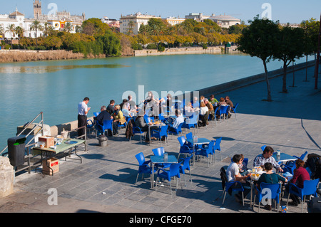Cafe Terrasse vom Fluss Guadalquivir in Triana Viertel Zentrale Sevilla Andalusien Spanien Stockfoto