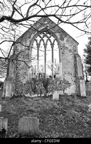 Die Ruine der verlassenen Kirche ist St. Mary am Tivetshall in Norfolk, East Anglia, England. Schwarz und weiß. B&W Stockfoto
