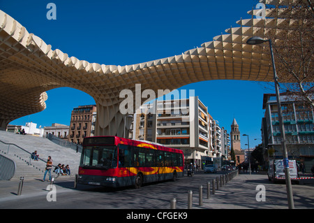 Calle Imagen Straße Holzkonstruktion Metropol Parasol (2011) von Jürgen Mayer-Hermann am Plaza De La Encarnación quadratisch Stockfoto