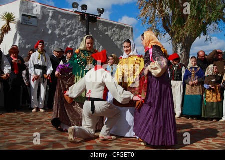 Mitglieder der eine Folkloregruppe, die traditionelle Tänze, Ibiza, Spanien Stockfoto