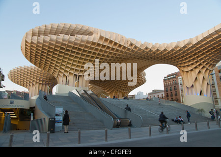 Calle Imagen Straße Holzkonstruktion Metropol Parasol (2011) von Jürgen Mayer-Hermann am Plaza De La Encarnación quadratisch Stockfoto