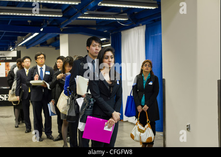 Jobsuchende besuchen eine Jobmesse in Midtown in New York Stockfoto