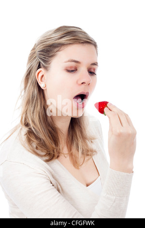 Schöne junge Frau Essen saftig frischen Erdbeere, isoliert auf weißem Hintergrund. Stockfoto