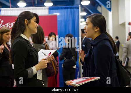 Jobsuchende besuchen eine Jobmesse in Midtown in New York Stockfoto