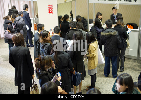 Jobsuchende besuchen eine Jobmesse in Midtown in New York Stockfoto