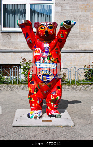 Leuchtend rote Buddy Bär Skulpturen in Berlin, Deutschland. Stockfoto