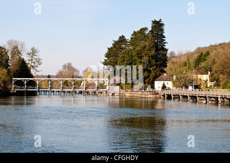 Marsh Schleuse und Wehr auf der Themse bei Henley-on-Thames, Oxfordshire, England, UK Stockfoto