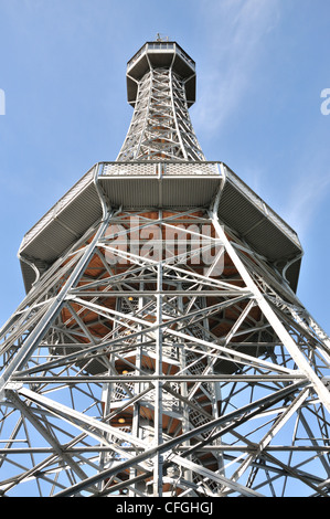 Aussichtsturm auf dem Petrin-Hügel in Prag, Tschechien. Stockfoto