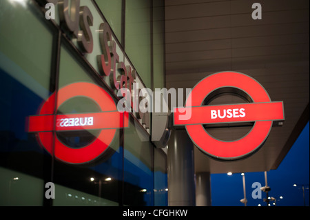 Transport für London Zeichen am Stratford in London in der Nähe von Olympiapark bei Nacht Stockfoto