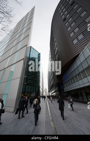 Pendler Kopf More London auf der Southbank in London an einem bewölkten Tag arbeiten Stockfoto